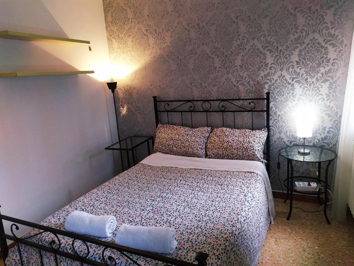 Two Steps From Rialto Hotel Venesia Bagian luar foto